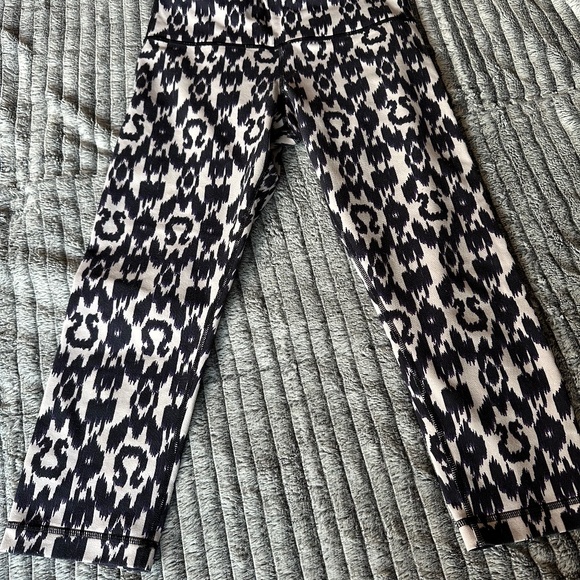Lululemon Ikat crops - Picture 1 of 3